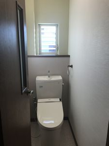 狭小トイレを明るい快適空間に