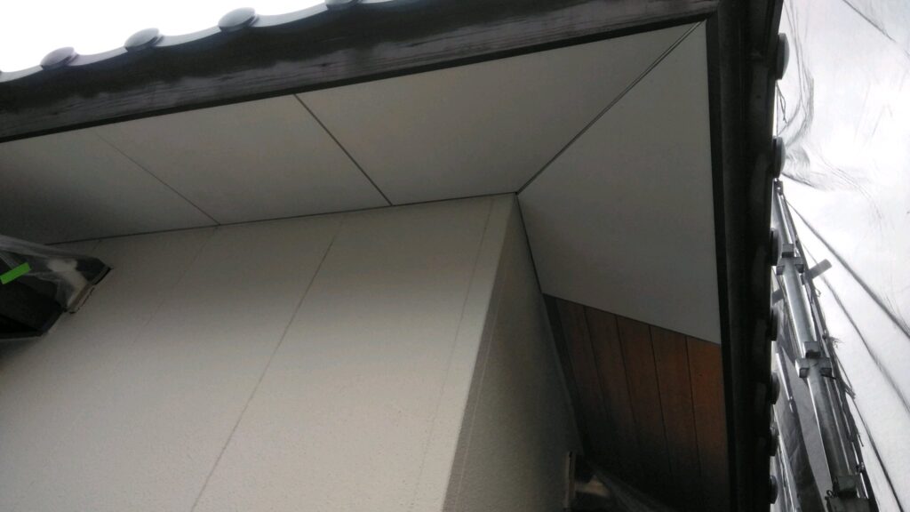 外壁塗装に伴う軒天ケイカル板上張り工事！