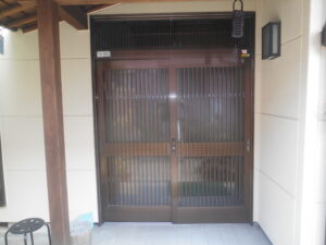玄関引き戸・勝手口ドア交換工事（デザインも防犯対策もバッチリ）