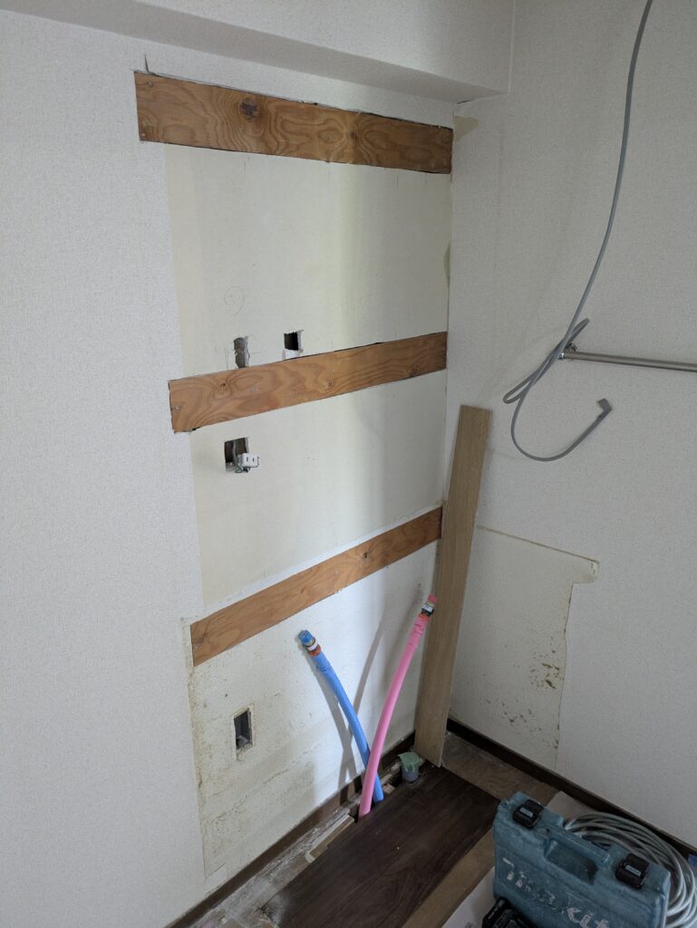 洗面化粧台施工中